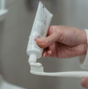 Foto von Miriam Alonso: https://www.pexels.com/de-de/foto/person-stillleben-hygiene-zahnburste-7622555/